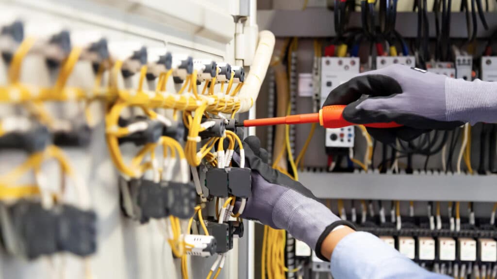 DGUV V3 Prüfung und Unfallverhütung: So schützen Sie Mitarbeiter vor elektrischen Gefahren