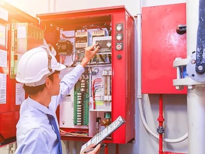 DGUV V3 Prüfung und Unfallverhütung: So schützen Sie Mitarbeiter vor elektrischen Gefahren
