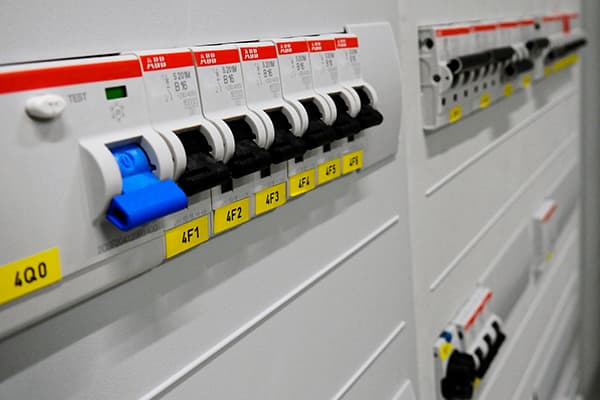 Wie die UVV Prüfung im Rahmen der DGUV V3 Prüfung Ihre elektrischen Anlagen vor Gefahren schützt