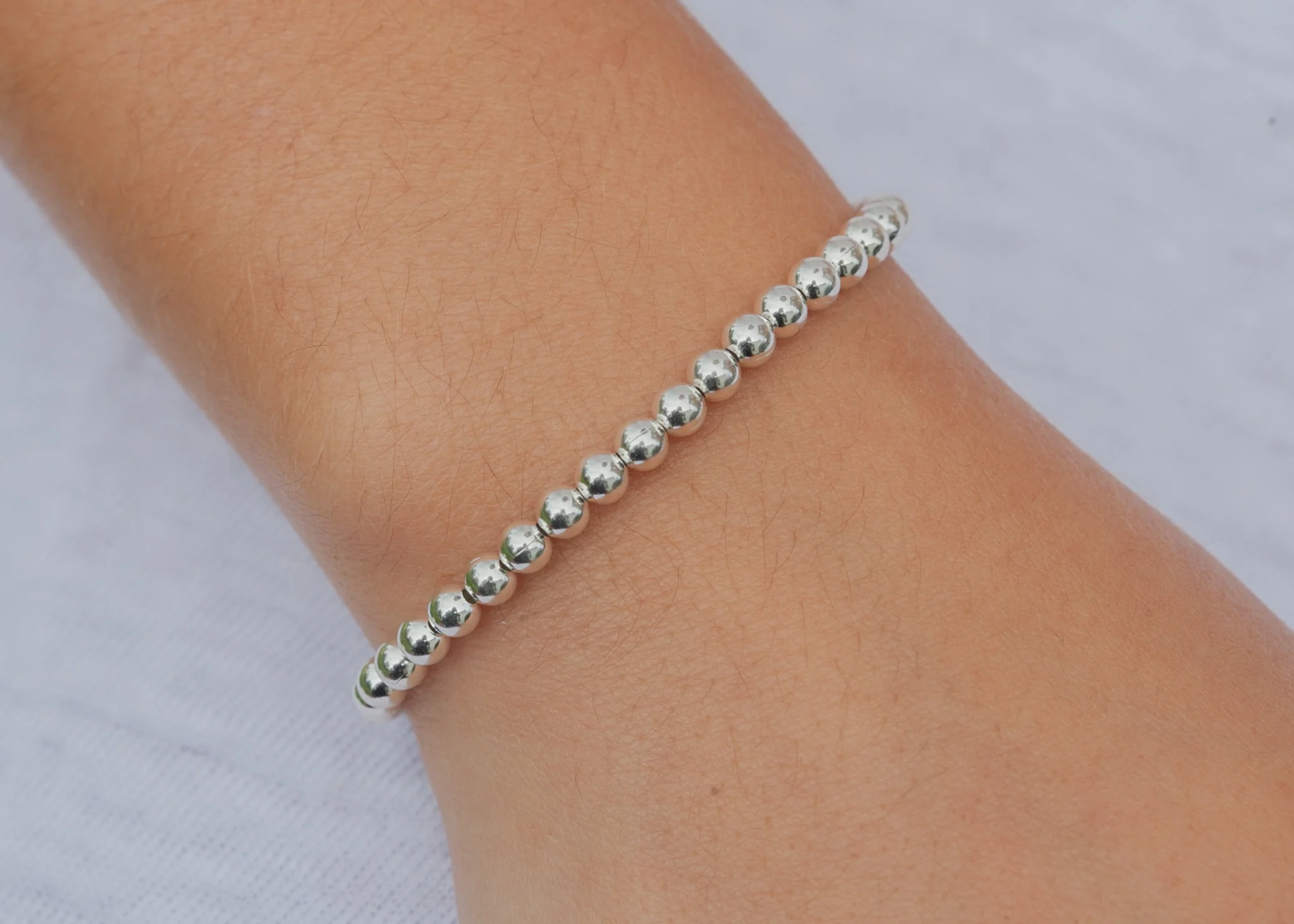 kugelarmbänder aus echten Edelsteinen für Energie und Stil