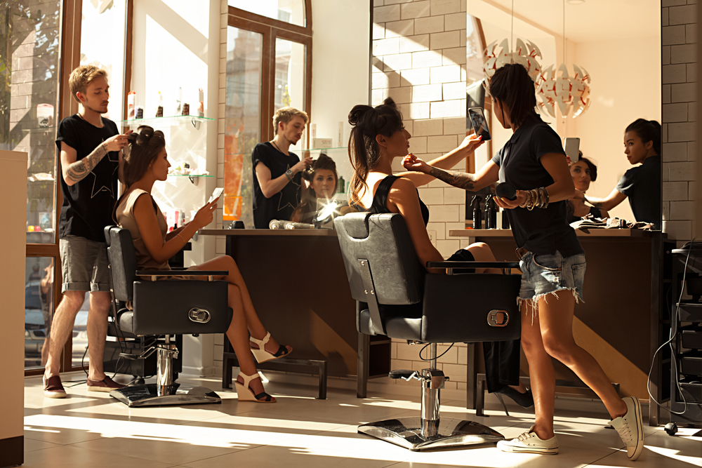 Stilvolle Einrichtung für Friseursalon entdecken – Versand gratis