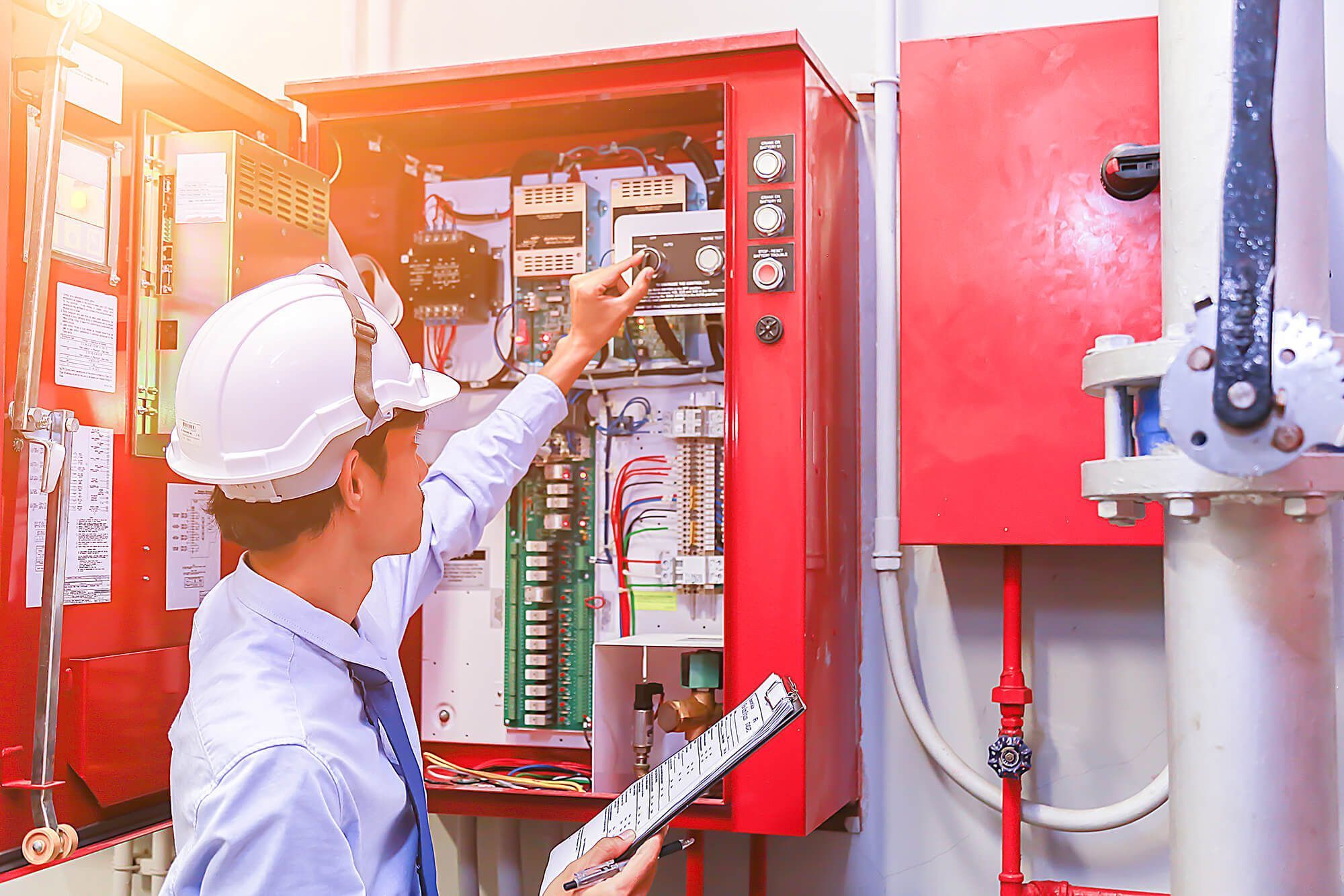 DGUV V3 Prüfung und Unfallverhütung: So schützen Sie Mitarbeiter vor elektrischen Gefahren